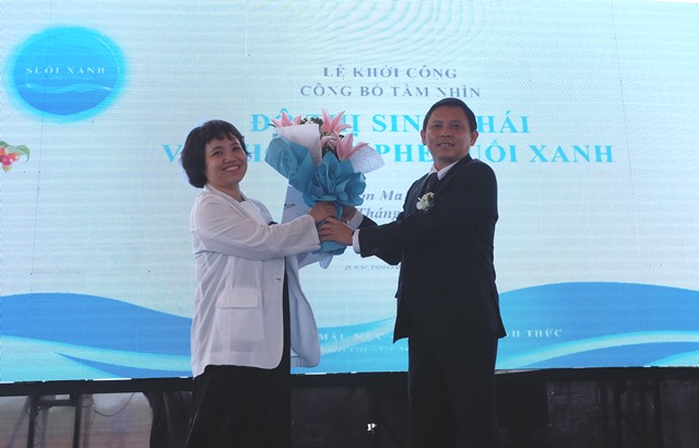 Phó Chủ tịch UBND tỉnh Nguyễn Tuấn Hà tặng hoa Công ty Cổ phần Đầu tư Trung Nguyên tại Lễ khởi công khu Đô thị sinh thái, văn hóa cà phê Suối Xanh (ảnh minh họa)